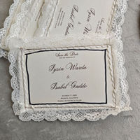 Carte d'invitation de mariage personnalisée avec bordure en dentelle, superposition transparente blanc ivoire, texte personnalisé, carte de vœux formelle