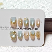 Ongles bleu brumeux à motif géométrique animalier, style français court, fleurs dorées, texture luxueuse haut de gamme