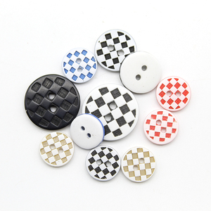 新款衬衫DIY花式纽扣圆形平背套装纽扣<span class=keywords><strong>2</strong></span>孔印花格子图案树脂纽扣服装配件 - Product Image 1