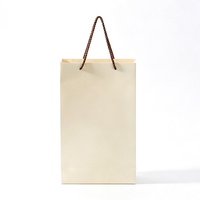 Sac en papier biodégradable personnalisé pour vêtements de vente au détail, avec design gaufré, jetable, recyclable, pour emballage cadeau