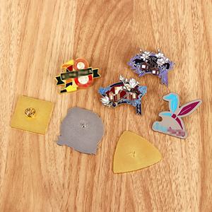 Insignias Metálicas Modernas de Dibujos Animados al por Mayor, Diseño Personalizado, Emblemas Escolares Conmemorativos Chapados en Oro con Resina Epoxi para Regalos de Eventos - Product Image 3