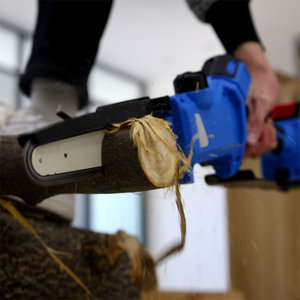 Xách tay 550W 7-inch Chainsaw 21V mini điện cầm tay không dây pin Chain Saw dễ dàng để hoạt động với Key thành phần động cơ - Product Image 2