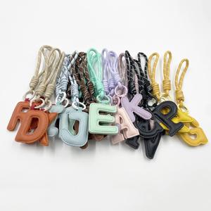 Llavero de Cuero Creativo con 26 Letras, Antipérdida, Exquisito, Colgante para Bolsa, Pequeño Accesorio de Regalo - Product Image 2