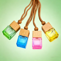 Diffuseur de parfum pour voiture en verre suspendu miniature de 8 ml en gros, flacon de parfum pour voiture, flacon carré suspendu vide avec couvercle en bois