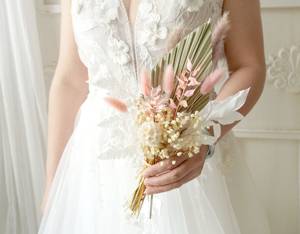 Bouquet de qualité garantie avec des roses blanches en pampas et de l'eucalyptus pour la mariée, la demoiselle d'honneur, bouquet de mariage, fleurs séchées - Product Image 5