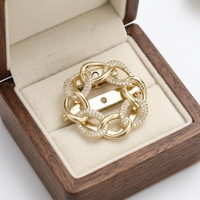 Broche en alliage doré à maillons entrelacés avec cristaux pavés – Élégante épingle pour femme, accessoire de luxe moderne