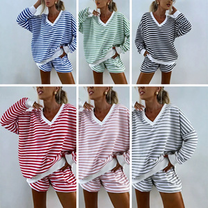 เสื้อยืดคอวีลายทางและกางเกงขาสั้นชุดสองชิ้นสำหรับผู้หญิง ไซส์ SMLXLXXL ชุดลำลองสำหรับยุโรปและอเมริกาเอเชียตะวันออกเฉียงใต้ - Product Image 1