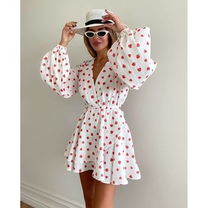Abito Midi Elegante da Donna in Crepe di Cotone con Stampa Fragole, Maniche a Lanterna, Scollo a V e Vita Alta, Modello A-Line, per l'Autunno - Product Image 2