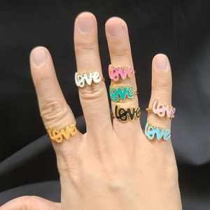 Anillo de Latón con Baño de Oro de 18k, Modelo RA1129, con Esmalte Clásico Multicolor y Escritura <span class=keywords><strong>Cursiva</strong></span> de la Palabra 'Love', para Damas, Regalo para el Día de San Valentín - Product Image 1