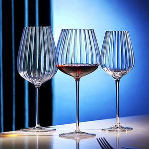 Ensemble de verres à vin rouge côtelés avec rayures verticales pour les fêtes à domicile, les mariages et les événements - Product Image 1