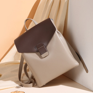 Mochila de cuero genuino con costuras en dos tonos Mochila de mujer de moda con diseño de hebilla simple - Product Image 1