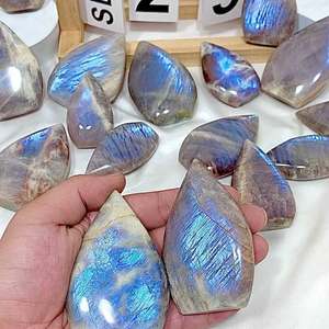 Pierre de cristal de lune bleue de style bohème en gros, forme libre, tendance de la mode pour la décoration intérieure unique, autres artisanats en cristal pour les fêtes - Product Image 3