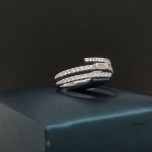 Anillo de moissanita de 18K personalizado de lujo Nuevo estilo con piedra suelta y diseño de joyería único de diamante sintético - Product Image 3