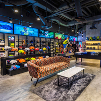 Étagère de présentation pour magasin de sport, présentoir en métal avec éclairage LED pour vêtements de sport, design d'intérieur de salle de sport