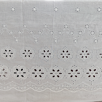 Tissu en coton brodé perforé à positionnement bilatéral, dentelle unie pour textile de maison, motif floral stéréo, bord ondulé coupé, trame respirante