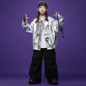 Vêtements de danse de rue tendance pour enfants, ensemble veste en cuir <span class=keywords><strong>brillant</strong></span> hip-hop pour garçon et pantalon de travail, vêtements de performance pour fille sur scène et défilé - Product Image 3