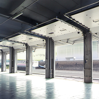 Portes pliantes automatiques industrielles en alliage d'aluminium, résistantes au vent, design moderne, solution complète pour les portes d'ateliers