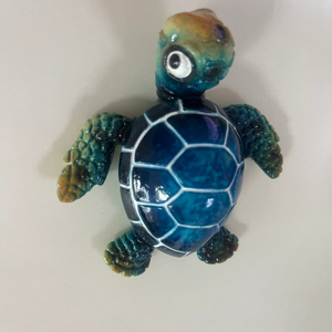 Figurines spéciales de tortues marines dans une variété de couleurs, yeux grands et uniques, idéales pour les anniversaires - Product Image 2