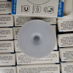 ไฟกลางคืนแบบเหนี่ยวนำร่างกายมนุษย์ ใช้แบตเตอรี่ รูปทรงกลม 8 LED ฐานแม่เหล็ก สำหรับตู้เสื้อผ้าและทางเดิน - Product Image 3