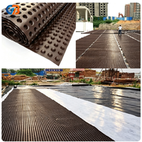 Planche de drainage ondulée en polyéthylène haute densité marron, utilisée pour le drainage des toits, des sous-sols et des espaces verts