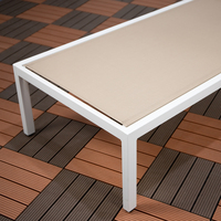 Chaise longue d'extérieur beige en maille avec dossier réglable et roulettes pour piscine, jardin, plage