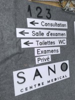 Signalétique personnalisée en acrylique pour intérieur |   Lettres de peinture au pistolet de précision avec adhésif 3M intégral, écologiques, garantie 3 ans