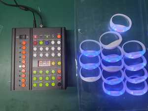 Bracelet LED lumineux personnalisé avec logo DMX RC, qui brille dans le noir, pour les clubs, les bars, les pubs, les concerts, les événements, les fêtes, avec effets clignotants. - Product Image 2