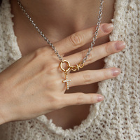 Collier tendance DIY en acier inoxydable bicolore avec breloques cœur et croix en zircon CZ et fermoir à bascule pour femme