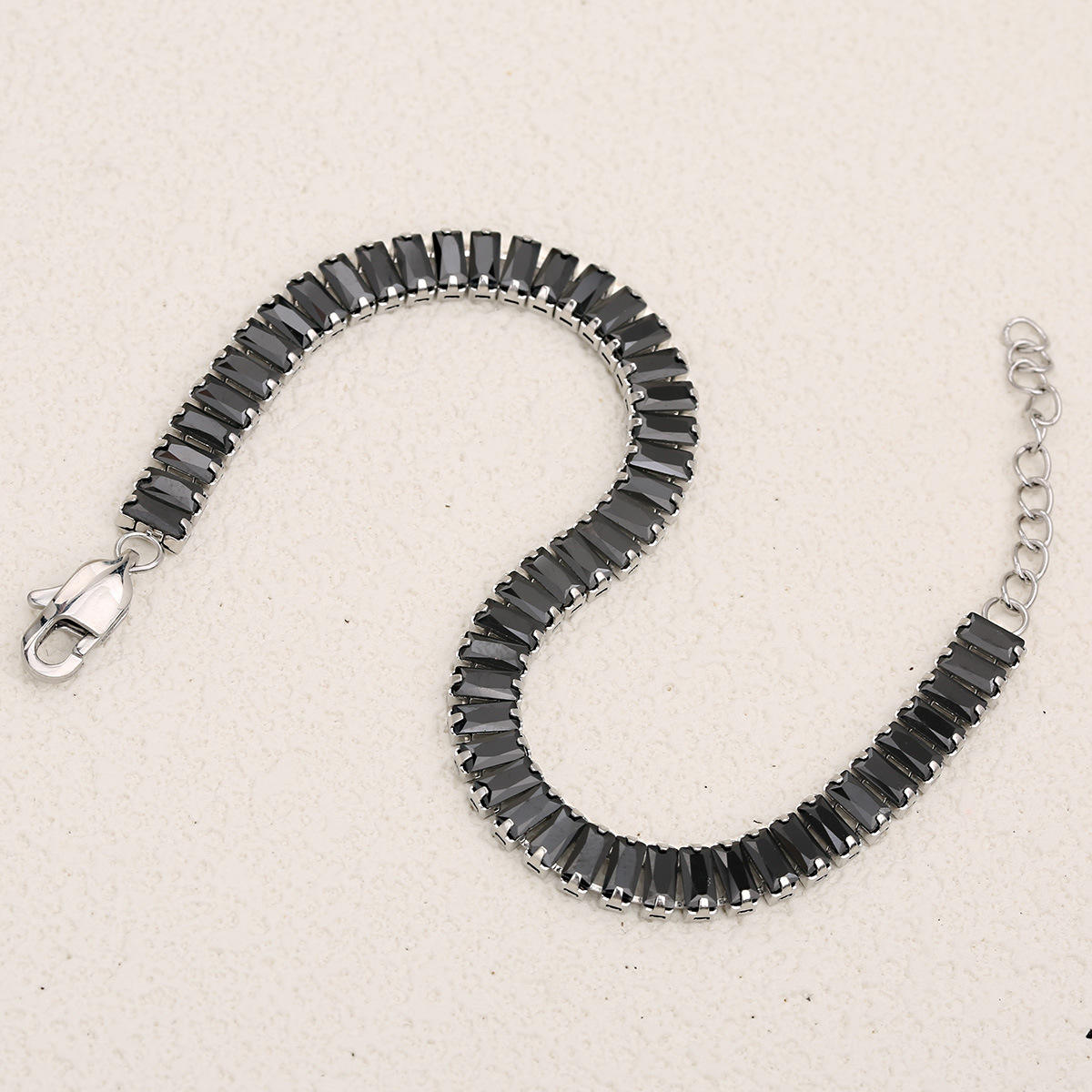 สร้อยข้อมือไรน์สโตนเหล็กดำ