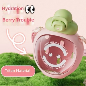 ขวดน้ำลายการ์ตูนขนาดใหญ่ 750 มล. สำหรับเด็กผู้หญิง ยี่ห้อ Strawberry Life พร้อมหลอดดูด แก้วน้ำผลไม้แบบพกพาสำหรับฤดูร้อน วัสดุ Tritan ชุดสองชิ้น - Product Image 2