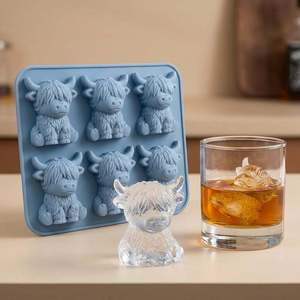 Molde de silicona para cubitos de hielo con forma de vaca de las Tierras Altas, 6 cavidades para cócteles de whisky - Product Image 1