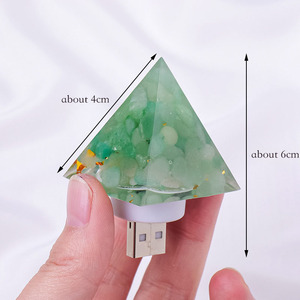 Lámpara Nocturna de Resina Hecha a Mano con Piedras Naturales, Luz Nocturna USB con Fragmentos de Cristal en Forma de Pirámide para Decoración del Hogar y Oficina - Product Image 3