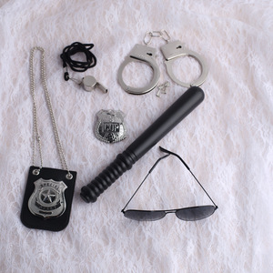 Ensemble de costumes de fête cosplay de <span class=keywords><strong>police</strong></span> personnalisés en gros - Jouets de simulation de matraque et de menottes en plastique sécurisé à bas prix - Product Image 2