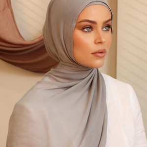 Bán Buôn Tùy Chỉnh Ánh Sáng Trọng Lượng Thoải Mái Phương thức Đồng Bằng Khăn Choàng <span class=keywords><strong>Hijab</strong></span> Đôi Khâu Cạnh Hồi Giáo Phụ Nữ Khăn <span class=keywords><strong>Hijab</strong></span> - Product Image 2