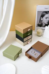 Caja de Joyería Portátil de Alta Calidad, Caja Rígida con Forro de Esponja y Logotipo Estampado en Oro para Collares, Anillos y Pendientes - Product Image 6