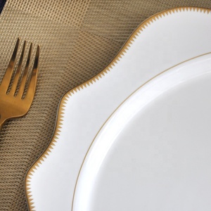 chargeur en céramique de porcelaine de <span class=keywords><strong>jante</strong></span> blanche et or en forme de coin de dent de haute qualité en gros pour le mariage - Product Image 5