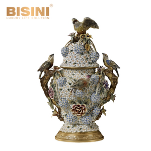 Splendido <span class=keywords><strong>tavolo</strong></span> da scacchi in stile <span class=keywords><strong>barocco</strong></span> francese, intagliato a mano, in rame puro, porcellana bianca e nera e ottone, con due sgabelli piccoli. - Product Image 4