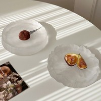 Matglazen dessertbord in gletsjerstijl, modern en minimalistisch, voor afternoon tea, voegt elegantie toe bij het serveren van gebak, taarten en snacks.