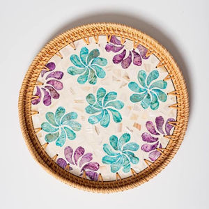 Bandeja de servicio de ratán natural con colección de incrustaciones de perlas madre - Product Image 2