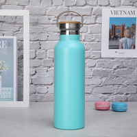 Bouteille d'eau isotherme en acier inoxydable bleu lac 750 ml, gourde de sport, tasse de gym, gobelet de cyclisme, mug de voyage avec couvercle à poignée en bambou