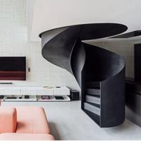 Escalier en colimaçon sur mesure pour loft design avec structure en acier noir et marches en chêne naturel