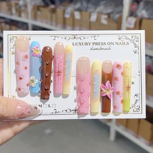 <span class=keywords><strong>Uñas</strong></span> Postizas Hechas a Mano OEM, Diseño 3D, Francesas, <span class=keywords><strong>con</strong></span> Flores, Corazones y Perlas, Cobertura Completa, Forma de Ataúd Largo, 10 Piezas - Product Image 3