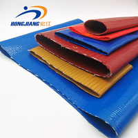 Tuyau plat en PVC haute résistance, imperméable et résistant à la pression. Parfait pour le transfert d'eau, l'irrigation et le drainage de chantier.