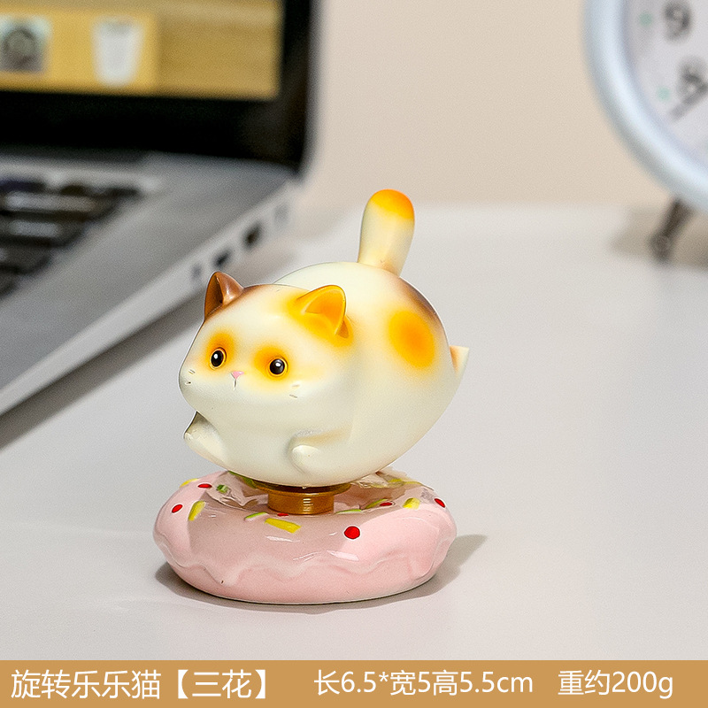 Chat calico qui tourne autour