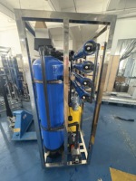 Système de traitement de l'eau par osmose inverse industrielle, réservoir FRP, pompe contrôlée par PLC, machine de purification d'eau potable 1000LPH