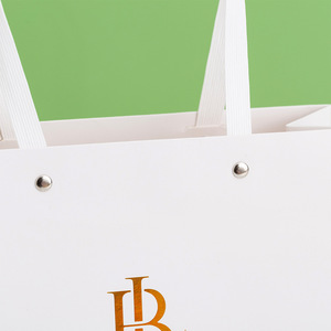 Bolsa de Papel de Lujo Duradera de Alta Calidad, Tamaño y Marca Personalizados, Bolsa de Papel Económica para Ropa - Product Image 2