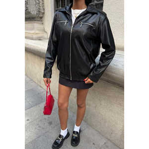 Chaqueta Deportiva para Mujer Sobe, Negra, Tejida, Resistente al Viento, Estilo Cuero, con Cierre Frontal y Bolsillos - Product Image 4