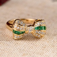 Bague Nœud Papillon Style Royal Européen en Or 18K Orné de Diamants avec Émeraude de Laboratoire Captivante Loi de l'Attraction