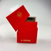 Boîte cadeau de luxe rouge écologique et durable pour cartes |   Boîte d'emballage rigide en deux parties avec logo personnalisé et insert en velours |   2 jeux de cartes