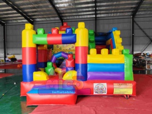 Château gonflable arc-en-ciel vibrant avec tour multicolore et entrée en arc pour enfants, aire de jeux intérieure et extérieure - Product Image 1